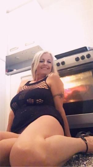 Escorts Springfield, Illinois I am  years hot and sexy old women. Dont miss my good special service.💘good smelling pussy👅