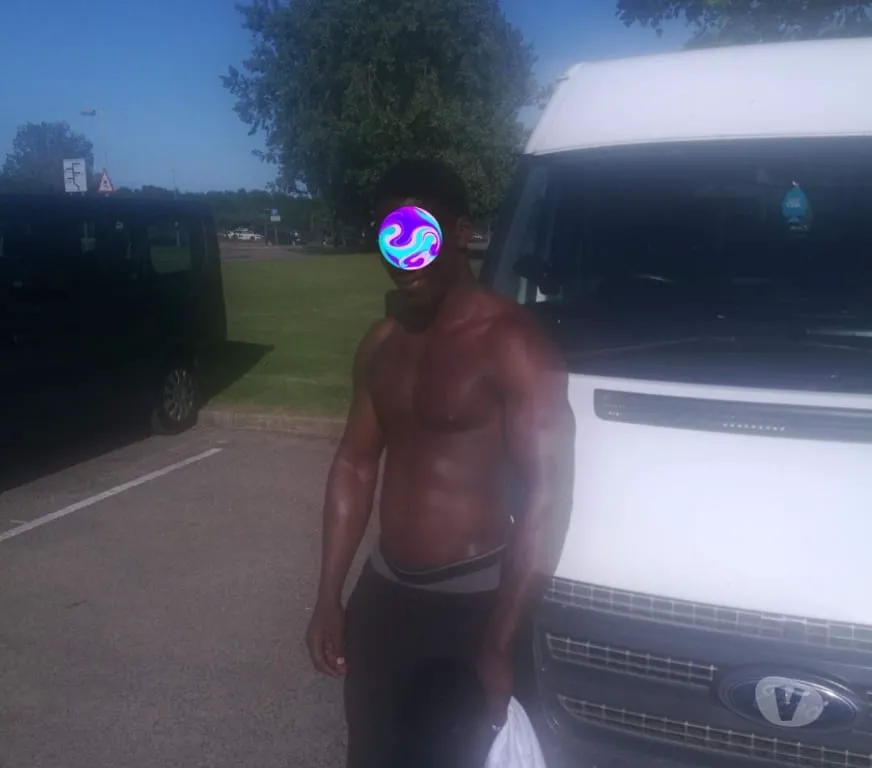 Escorts Croydon, England SEXY ATHLETIC BLACK TOP