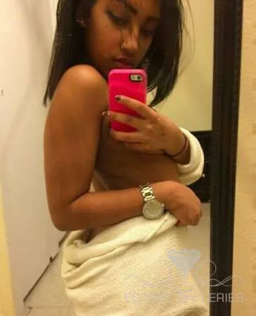 Escorts Dibba Al-Hisn, United Arab Emirates Emliy