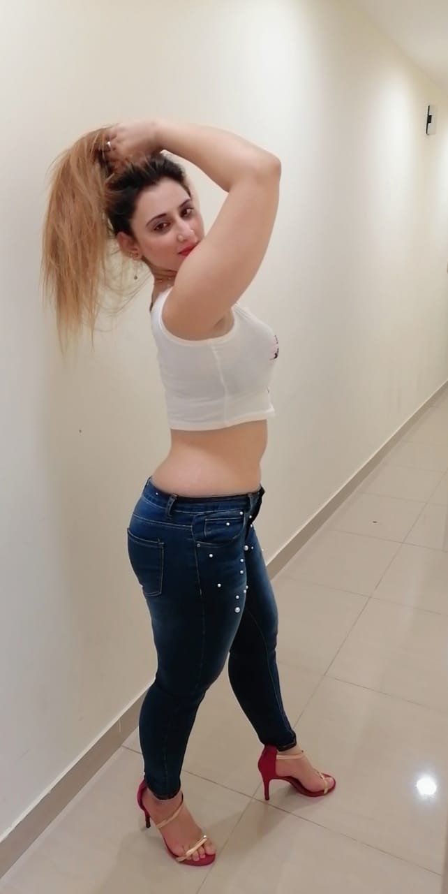 Escorts Sharjah, United Arab Emirates Navya Indian Milf