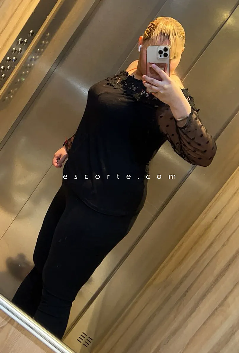 Escorts La Garenne-Colombes, France SarahBlue