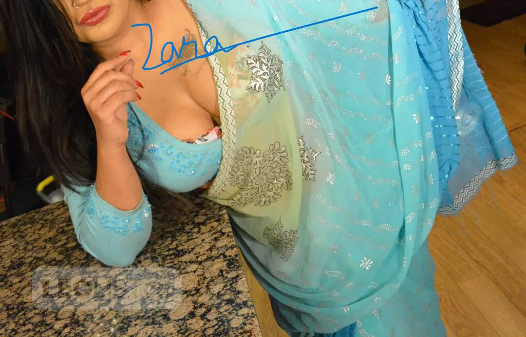 Escorts Niagara Falls, Ontario East Indian Sari Fetish (Serious enquiries) Mature men only!