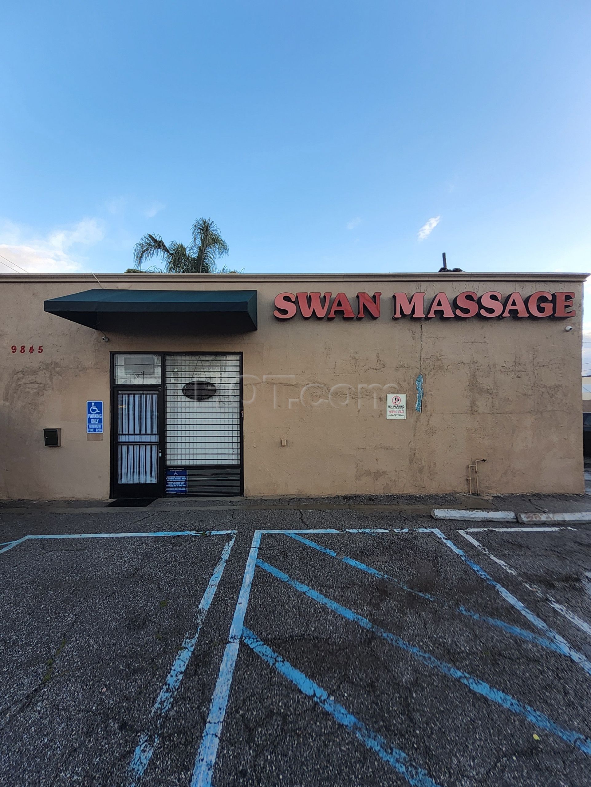 El Monte, California Swan Massage