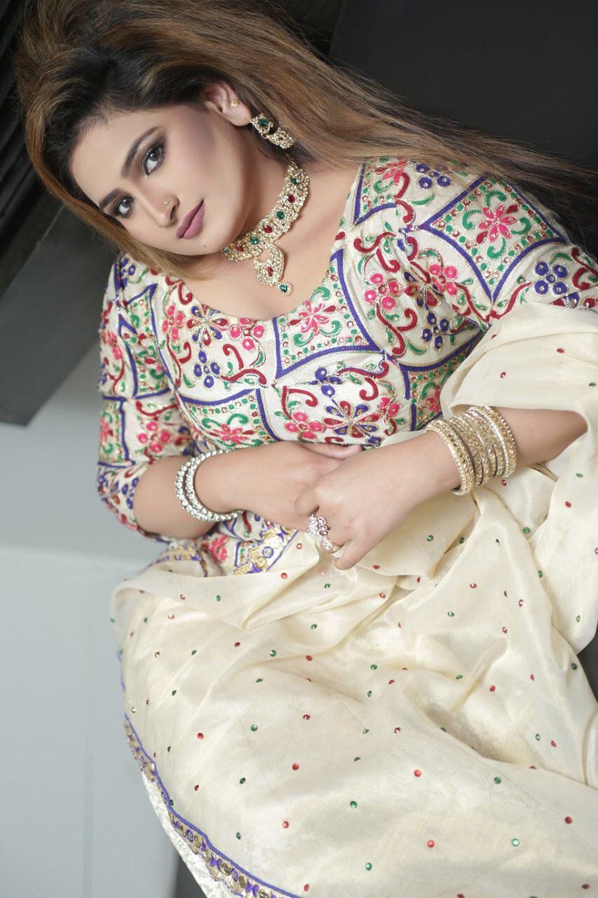 Escorts Dubai, United Arab Emirates Sangeeta Indian Model