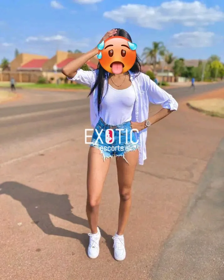 Escorts Kenya lucy Petite