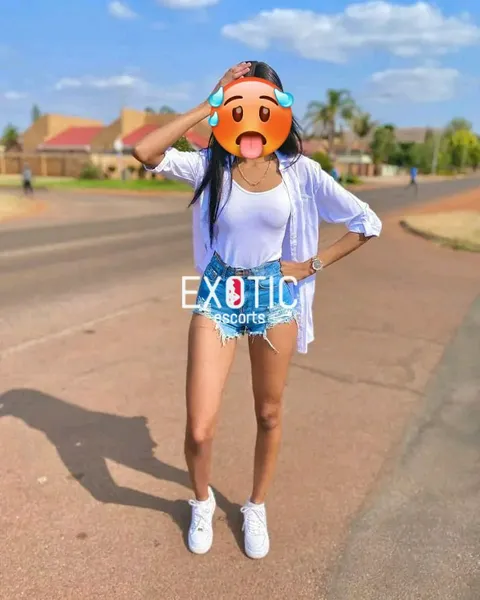 Escorts Kenya lucy Petite